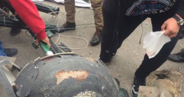صور.. مصرع طالب جامعى وإصابة سيدة لوقوع عمود كهرباء بسبب العواصف بالبحيرة