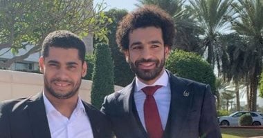 محمد إيهاب ينشر صورته مع صلاح ويعلق: "القدوة اللى مفرحنا"