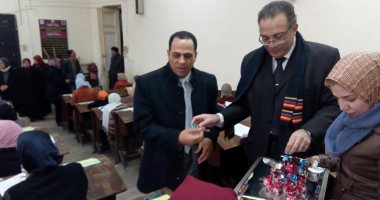 صور.. رئيس جامعة دمنهور يوزع" شيكولاتة وورد" على الطلاب بلجان الامتحانات 