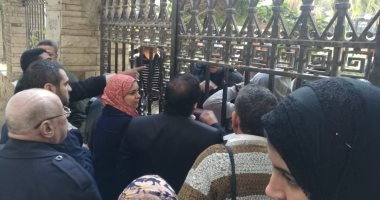 صور.. بودى جاردات محيى عبيد يمنعون مجلس نقابة الصيادلة من دخول المقر