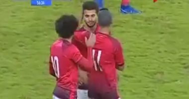 شاهد.. لحظة خروج محمد محمود مترجلاً أمام سموحة بعد إصابة الصليبى