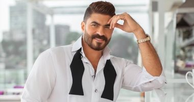 شاهد الفنان خالد سليم "بيقسِم" مع فرققته الغنائية ويمدحها