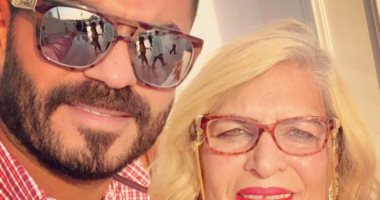 ربنا ما يحرمنى منك يا ستى وتاج راسى.. خالد سليم يحتفل بعيد ميلاد والدته 
