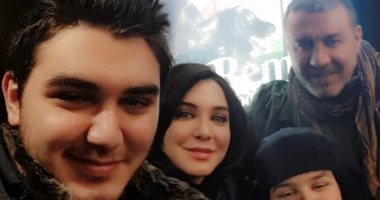 بمشاهدة فيلم سينمائى.. سلاف فواخرجى تصطحب أسرتها للاحتفال بعيد ميلاد زوجها