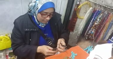 "أم حبيبة" تصنع المصوغات والحلى فى الإسكندرية بمشروع بدأ بـ200 جنيه