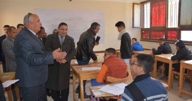 محافظ الوادى الجديد يتفقد لجان امتحانات منتصف العام الدراسى بالخارجة (صور)
