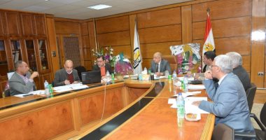 رئيس جامعة أسيوط يبحث خطة تأهيل جميع القطاعات للحصول على شهادة الأيزو