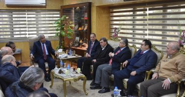 محافظ أسوان يبحث مع أكاديمية البحث العلمى مشروع تخفيض منسوب المياه الجوفية