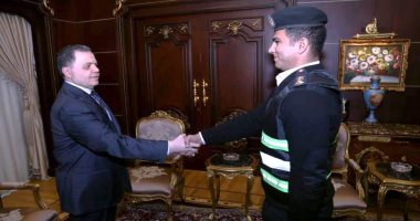 وزير الداخلية يكرم ضابط وأمين شرطة بالمرور ضبطا مجرم بعد مطاردة مسلحة