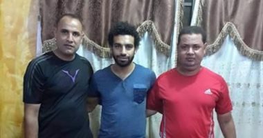 "التواضع سمة ملك أفريقيا".. محمد صلاح مع أهل قريته الذين شاركوه البدايات
