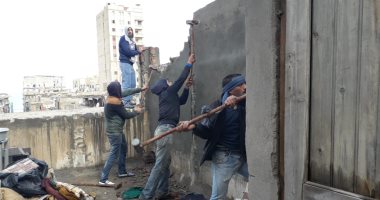 صور .. تنفيذ 5 قرارات إزالة لعقارات مخالفة وسط الأسكندرية 