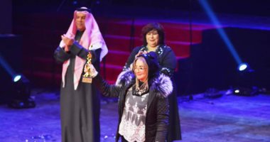 صور.. شهيرة تتسلم تكريم النجم الكبير محمود ياسين بمهرجان المسرح العربي 