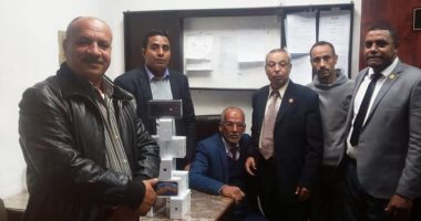 رجال الجمارك بمطار الأقصر يحبطون محاولة راكب تهريب 8 هواتف محمولة