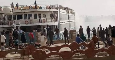 صور.. السيطرة على حريق مركب بكورنيش إسنا وإصابة عاملين