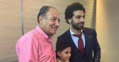 بعد بكائه.. محمد صلاح يحقق أمنية طفل وينتظره فى مطار دبى لمقابلته