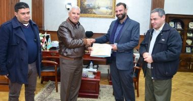 محافظ مطروح يكرم طبيبًا لنجاحه فى استئصال ورم سرطانى نادر