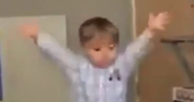 هوس الكرة أم براءة الأطفال.. طفل يعبر عن فرحته بعد هدف فريقه "فيديو"