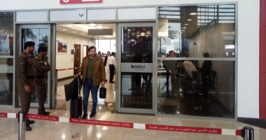 صور.. فنانون وإعلاميون يصلون السعودية لحضور حفل الموسيقار عمر خيرت