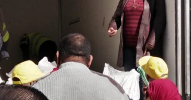 صور.. قافلة غذائية مجانية لأهالى وسط الاسكندرية 
