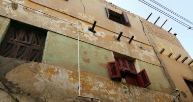 صور.. تصدع 7 منازل فى "بنى هارون" ببنى سويف.. وإخلاء السكان تحسبا لانهيارها