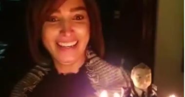 شاهد.. احتفال روجينا بعيد ميلاد زوجها أشرف ذكى.. فيديو