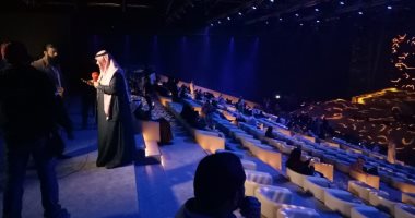 صور.. مسرح "المرايا" بالسعودية يستعد لانطلاق حفل الموسيقار عمر خيرت