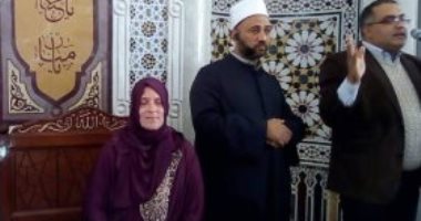 "كارولا" سائحة ألمانية تشهر إسلامها بمسجد الميناء الكبير بالغردقة