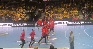 صور.. شاهد إحماء لاعبى منتخب اليد قبل مواجهة السويد بكأس العالم 