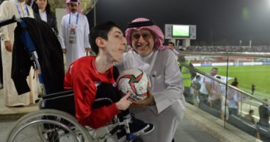 رئيس الاتحاد الآسيوى يكرم مشجعا سوريا من ذوى الاحتياجات الخاصة