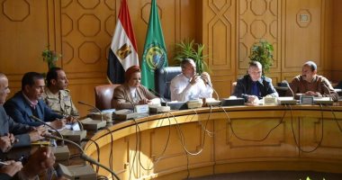 محافظ الإسماعيلية يناقش الآليات التنفيذية لتنشيط وتنمية السياحة