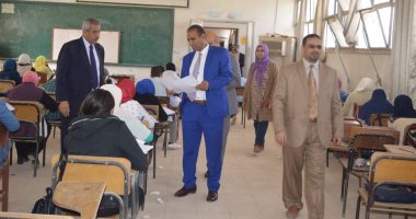 رئيس جامعة أسوان يتفقد سير الامتحانات فى كلية التربية