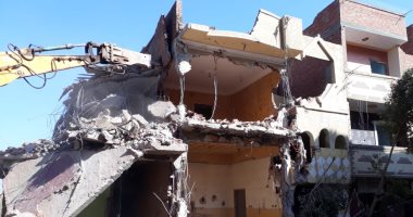 صور.. إزالة 26 حالة تعدى ومنازل مخالفة على مصرف زفتى البحرى بالمحلة