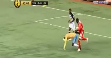 فيديو.. طرد حارس مازيمبى أمام الإسماعيلى بسبب التعدى على شيلونجو