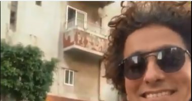 فن الشارع.. محمد محسن يدندن "قلبى ومفتاحه" مع عازف أكورديون ببيروت