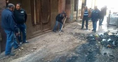 أزمة بالصرف الصحى داخل "سوق الحصر" بالإسكندرية.. والحى يرفع المياه