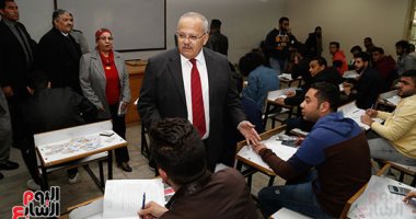 الامتحانات تتواصل بجامعة القاهرة.. و "الخشت" فى جولة تفقدية باللجان