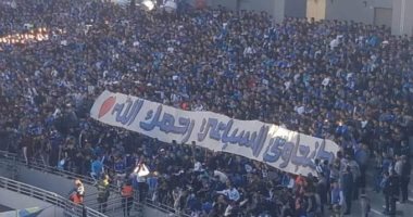 صورة.. جمهور طنجة ينعى الراحل محمد السباعى بـ"لافتة" أمام الزمالك