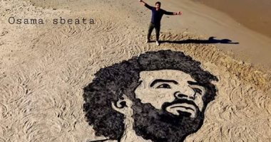 قارئ فلسطينى يشارك بصورة محمد صلاح على رمال شاطئ غزة