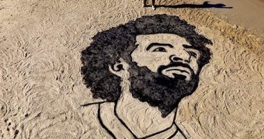 من قلب النضال.. فنان فلسطينى يرسم مو صلاح على رمال شاطئ غزة