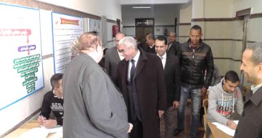 رئيس جامعة جنوب الوادى يتفقد الامتحانات الإلكترونية بكلية الطب