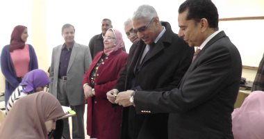 صور.. جامعة جنوب الوادى توزع شيكولاته على طلاب إعلام اثناء تأدية الامتحانات