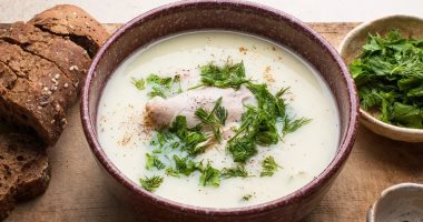 طريقة عمل شوربة الدجاج على الطريقة اليونانية