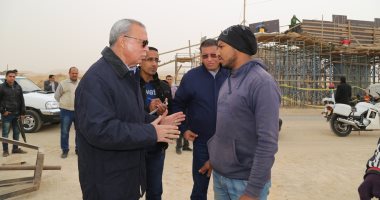 محافظ قنا يتفقد كوبرى الصحراوى الشرقى بمشروع محور قوص نقادة