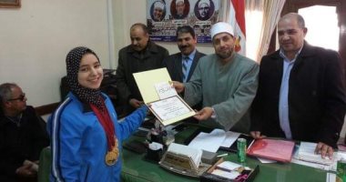 صور.. أزهر الدقهلية يكرم طالبة حصلت على الميدالية الذهبية فى رفع الاثقال بالبطولة العربية