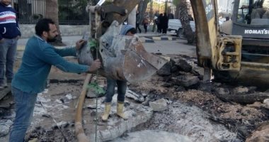 صور.. إصلاح كسر فى ماسورة مياه على كورنيش الإسكندرية 