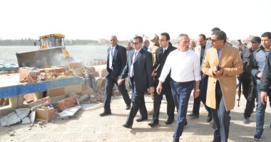 صور.. إزالة التعديات على طريق "عمارة السياحى" وبحيرة الصيادين فى الإسماعيلية