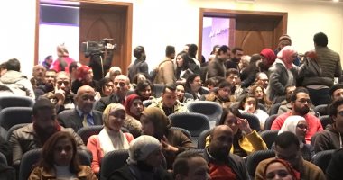 مسلمون وأقباط ينتظرون البابا بمسرح الكاتدرائية قبل احتفالية "مصر جميلة"