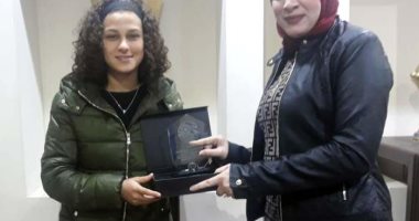 دينا الرفاعي تهدي درع الاتحاد للمحترفة المصرية منة طارق