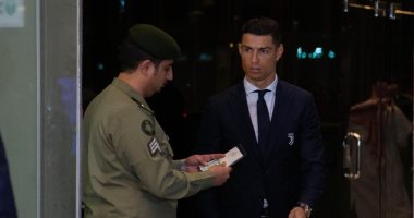 الشغل شغل.. إشادات لموظف جوازات سعودى أوقف رونالدو للتحقق من جواز سفره