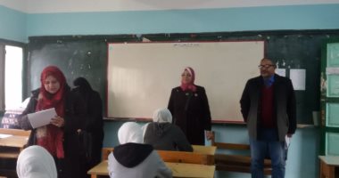 صور.. وكيل مديرية تعليم كفر الشيخ تتفقد لجان الصف الأول الثانوى وتناقش الطلاب 
